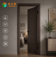 Porte intérieure en WPC stratifié PVC avec rainures sculptées et incrustation de ligne noire, finition lisse, étanche, grain personnalisé pour commande en gros