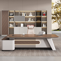 Bureau de direction de luxe léger, grand bureau élégant pour manager avec chaise et armoires latérales pour bureau de patron
