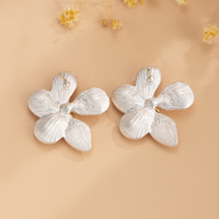 Anting Tusuk Trendy Berlapis Emas 18K dari Paduan Seng Gaya Prancis, Desain Minimalis Tidak Beraturan Bentuk Bunga Plumeria untuk Pesta