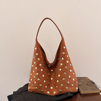 Sac fourre-tout rétro européen et américain à rivets pour femme, nouvelle collection hiver 2025, sac à bandoulière polyvalent à texture raffinée, style occidental