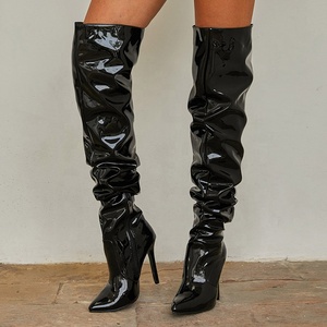 Bottes hautes pour femme en cuir verni réfléchissant à bout pointu, avec demi-fermeture éclair latérale, style cuissard, pour dames - Product Image 1
