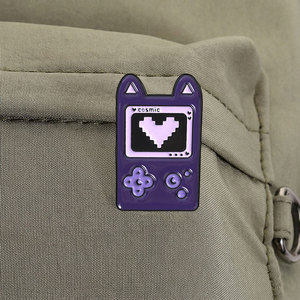 Épinglette en émail personnalisée Cosmic Cat Game Console, Badge métallique Kawaii Chat Violet Gameboy, Épinglette de revers Cœur Pixel, Cadeau pour Gamer - Product Image 4