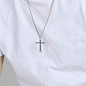 Collana con Ciondolo a Croce in Acciaio Inossidabile per Uomo, Scudo della Forza Ispirato alla Fede, Inciso con Versetto Biblico dei Filippi - Product Image 2
