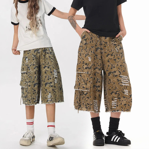 Pantalon court en jean camouflage vintage déchiré pour homme KingSen, short cargo à bords effilochés, coupe ample, style streetwear Y2K, jean délavé - Product Image 1