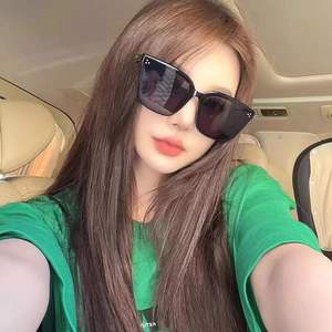 Gafas de Sol Cuadradas Palette para Mujer, Montura Negra Extra Grande, Protección UV400 con Tachuelas, Material PC Tipo 3 - Product Image 5