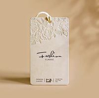 Étiquettes suspendues pour vêtements de luxe, impression de marques, étiquettes en papier gaufré, étiquettes personnalisées pour vêtements de marque avec logo