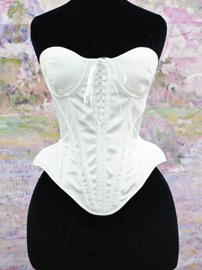 Corset romantique sans bretelles en satin, avec corsage à lacets sur le devant et baleines pour sculpter la taille, idéal pour les soirées de la Saint-Valentin et les séances vintage - Product Image 2