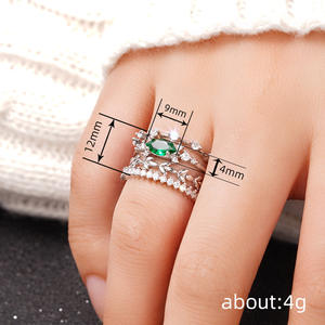 Anello da Donna T0426 in Oro Massiccio 18K con Smeraldo, Taglio Marquise, Incastonatura a Pavé, Motivo Vegetale, Gioiello Raffinato per Fidanzamento - Product Image 4