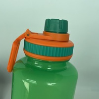 Bouteille d'eau isotherme réutilisable en plastique de 1000 ml avec poignée et paille, design classique à thème festif, étanche, pour festivals et activités en extérieur