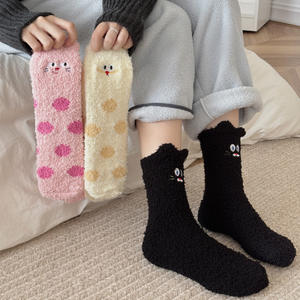 Chaussettes d'intérieur épaisses en polaire corail de style japonais brodées avec un motif de pudding pour femmes, Jingwen OEM, hiver - Product Image 2