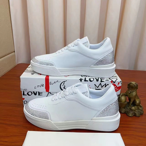 Venta directa de fábrica de zapatillas blancas de suela gruesa para caminar, zapatillas de tenis modernas y casuales, zapatillas deportivas de marca de lujo. - Product Image 1