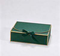 Boîte cadeau rigide de luxe en feuille d'or avec fermeture magnétique, imprimée quadricolore, nœud en satin, insert en mousse divisé pour chocolats, biscuits et pâtisseries