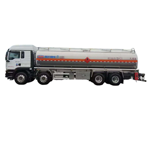 Camion-citerne Sinotruk 8x4 grande capacité pour le <span class=keywords><strong>transport</strong></span> de carburant et le ravitaillement en milieu minier - Product Image 3
