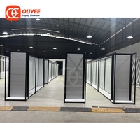 Projet de design d'intérieur pour magasin de perruques sur mesure, service de conception de magasin, présentoir de perruques en plexiglas