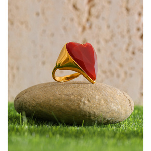 जिनयू 1093 यूरोपीय शैली उत्कृष्ट प्राकृतिक पत्थर लाल दिल की अंगूठी स्टेनलेस स्टील की सोने की प्लेटेड वाटरप्रूफ फैशन रिंग - Product Image 3