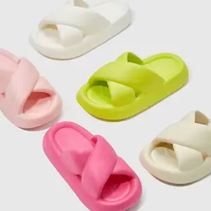 Sandalias de goma con doble botón de metal para mujer, chanclas de retazos caladas con media suela gruesa y diseño floral para verano, 2021