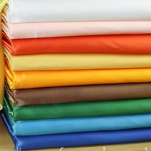 Tissu satiné 100% polyester, tricoté à la chaîne, style flammé, en gros, pour la confection de chemises et le drapage, en liquidation - Product Image 2