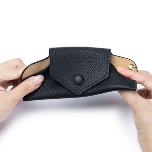 Estuche para Gafas de Sol de Cuero Genuino con Diseño Ultrafino, Correa de Cadena Portátil y Cierre de Botón a Presión - Product Image 5