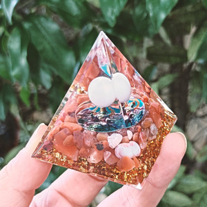 Pyramide en résine époxy avec galets de cristal, ornement de bureau, décoration d'aquarium, cadeau - Product Image 4