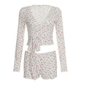 Ensemble de vêtements de nuit en tricot Sweet Coquette - Haut à manches longues à col en V avec short ajusté assorti, respirant - Product Image 5