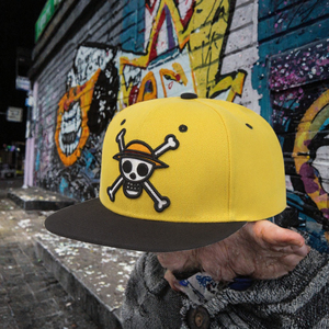 Gorra Snapback Unisex Ajustable de 6 Paneles con Visera Plana, Estampado de Calavera Pirata en Serigrafía Amarilla y Negra, Estilo Anime Casual - Product Image 3