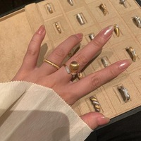 Bague 2026 Rétro Française en forme de pomme de pin brossée avec strass, Luxe léger, Premium, Minimaliste, Polyvalente, pour l'index