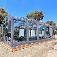 Le haut de la villa-hôtel est doté d'un toit de véranda rétractable et mobile. C'est une véranda intelligente.