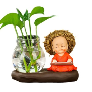 Figurine de moine zen en résine avec vase en verre pour présentation florale sur bureau, décoration de la maison, style asiatique - Product Image 5