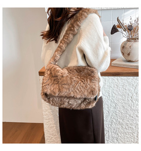 Borsa a Tracolla Invernale Vintage <span class=keywords><strong>di</strong></span> <span class=keywords><strong>Lusso</strong></span> in Finta Pelliccia Calda per Studenti e Viaggi, Grande Borsa Messenger Morbida e Pelosa con Patta - Product Image 1