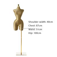 Mannequin féminin de mode, courbes généreuses, hanches larges, style brésilien, buste doré, grande taille, sur pied, pour présentation de vêtements en vitrine
