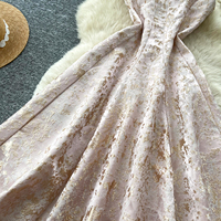 Robe midi élégante pour femme en jacquard à col carré et bretelles larges, taille cintrée, coupe évasée trapèze, idéale pour les soirées printemps-été