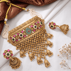 Parure de collier ras-du-cou tendance en laiton plaqué or, style temple, avec pierres multicolores et jhumkis suspendus, idéale pour un anniversaire - Product Image 4