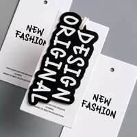 Étiquette de marque moderne pour boutique, en carton épais à bord ondulé, avec typographie de style marqueur et découpe de précision, pour chaussures de marque premium