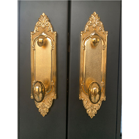 Porte d'entrée élégante en acier, fabriquée à la main en France, avec double vitrage trempé, poignées dorées pour une isolation acoustique, ouverture manuelle