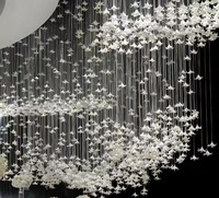 Têtes de fleurs de lys blanc artificiel de nouvelle conception pour suspendre des cristaux décoration de plafond de mariage