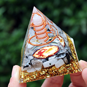 คริสตัลชิปพีระมิดเรซิ่นอีพ็อกซี่งานฝีมือประดับตกแต่งโต๊ะทำงาน คริสตัลสีขาวทรงเสา หินไท่ชิสีแดง หินมูนสโตน ของตกแต่งบ้าน ของขวัญ - Product Image 2