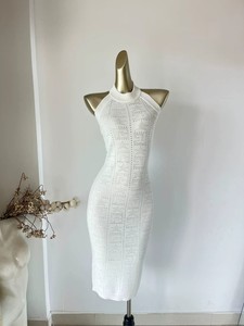Robe de plage personnalisée en maille ajourée style halter pour femme, coupe ajustée, longueur midi, avec lettres <span class=keywords><strong>au</strong></span> crochet, tenue de <span class=keywords><strong>vacances</strong></span> tendance - Product Image 1