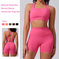Ensemble de sport 2 pièces pour femme, personnalisé, séchage rapide, couleur unie, avec short de fitness taille haute style cycliste à effet froncé aux fesses et débardeur à col licou, logo frontal