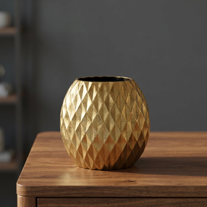 Vase de table artisanal à motif floral, finition dorée, design géométrique moderne, décoration de maison neuve - Product Image 6