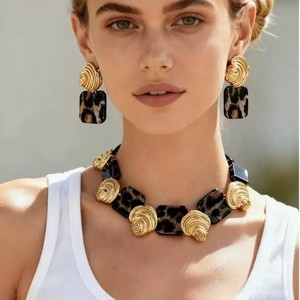 <span class=keywords><strong>Set</strong></span> <span class=keywords><strong>di</strong></span> Gioielli <span class=keywords><strong>di</strong></span> Lusso in Resina con Pendente Geometrico Circolare Collana <span class=keywords><strong>Orecchini</strong></span> Bracciale per Donna Accessori da Festa - Product Image 1