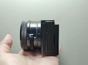 Cámara ZVE 10 Kit 95% Nueva, con Lente de 16-50 mm, Pantalla Táctil Abatible 4K, Ideal para Selfies, Viajes, Vlogs - Product Image 4