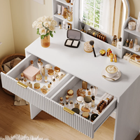 Table de maquillage en MDF cannelé blanc avec miroir LED cintrée, 2 tiroirs et étagères – Vente en gros