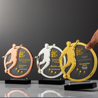 Nouveau trophée de football en cristal et métal gravé sur mesure, fabriqué en Chine, pour les joueurs d'attaque créatifs et exceptionnels, compétition sportive