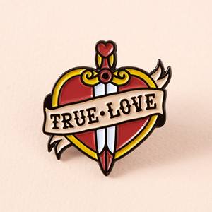 <span class=keywords><strong>Verdadero</strong></span> <span class=keywords><strong>amor</strong></span> corazón espada forma patrón personalizado solapa pines espada personalizada Metal broche duro suave esmalte pines fabricante Pin fábrica - Product Image 4