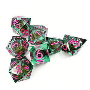 Dados DND de núcleo líquido transparente verde claro con escamas doradas y fuente rosa intenso para vendedores de tiendas de pasatiempos en línea - Product Image 5