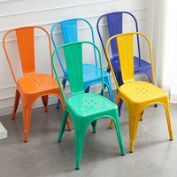 Nouvelle chaise de salle à manger mobile en métal de style industriel européen moderne de luxe Ruifu, revêtement en cuir, personnalisable pour l'extérieur