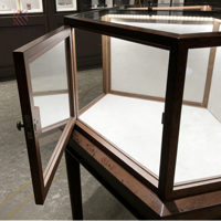 Vitrine à bijoux hexagonale en bois sur mesure avec éclairage LED pour boutique de bijoux DG Furniture