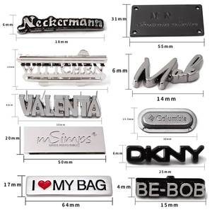 Étiquettes métalliques en alliage de zinc avec gravure personnalisée, idéales pour la production en série dans les usines pour sacs et vêtements. - Product Image 3