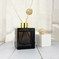 Faible MOQ – Bouteille diffuseur d'arômes de luxe en verre noir translucide de 50 ml, 100 ml, 150 ml, 200 ml avec bouchon à vis pour parfum d'intérieur