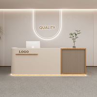 Vente en gros de comptoirs de réception modernes minimalistes en rotin blanc et bois avec éclairage LED, personnalisés et luxueux, pour boutique, salon, spa, bureau